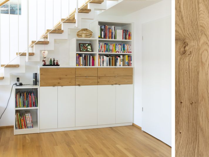 Abgestuftes Regal unter einer Treppe - mit Türen, Schubladen und Barfach